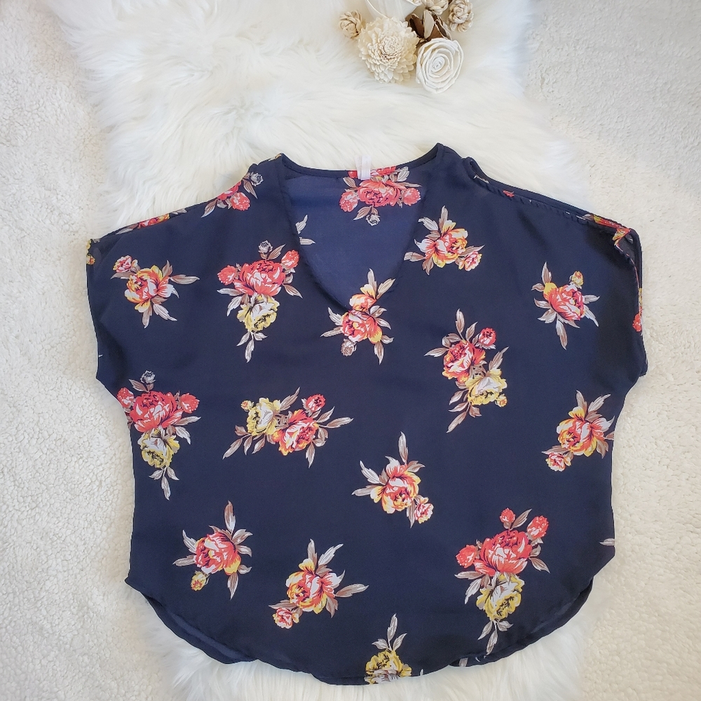 Live 4 Truth Floral Blouse - Picture 2 of 5